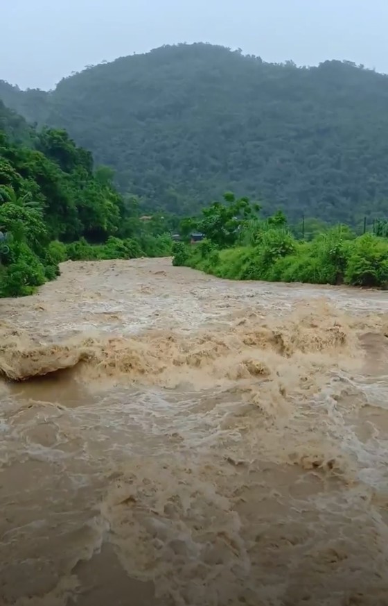 Hundreds of households promptly evacuated after floods hit Northern region ảnh 5