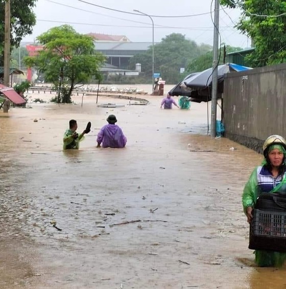 Hundreds of households promptly evacuated after floods hit Northern region ảnh 3