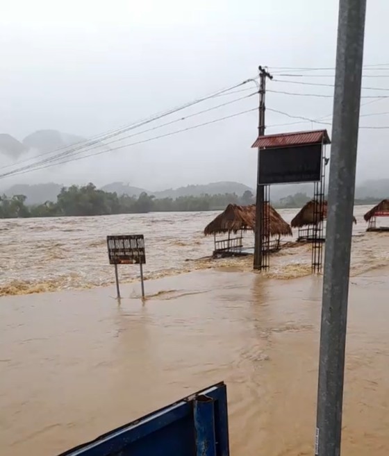 Hundreds of households promptly evacuated after floods hit Northern region ảnh 2
