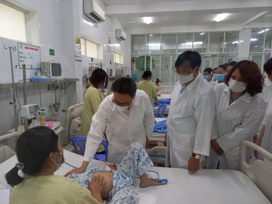 Deputy PM Vu Duc Dam visits schools, hospital in Dong Nai Province ảnh 2
