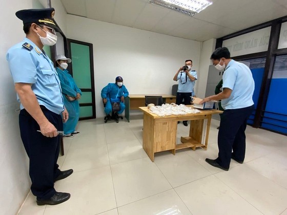 Quang Tri arrests ring leader of smuggling cross-border foreign currency, gold  ảnh 1