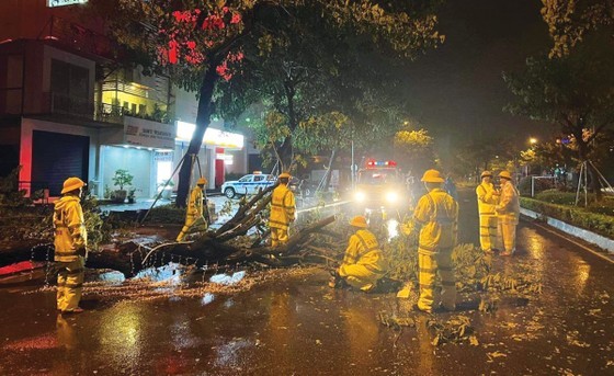 Noru devastates Central Vietnam, forecast to downgrade into tropical depression  ảnh 5