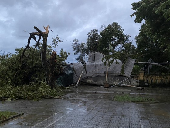 Noru devastates Central Vietnam, forecast to downgrade into tropical depression  ảnh 7