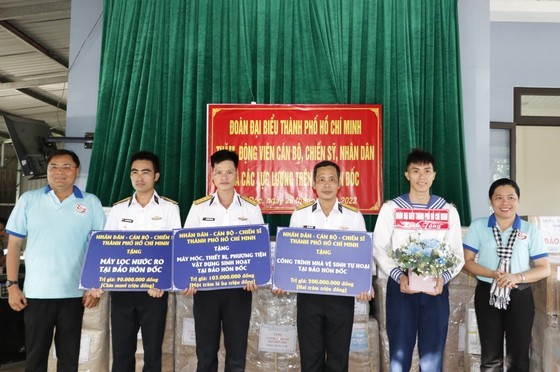 City delegation visits officers, soldiers, residents on Hon Doc Island ảnh 6