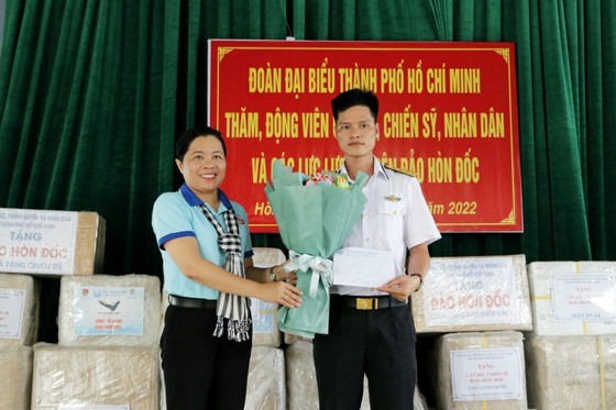 City delegation visits officers, soldiers, residents on Hon Doc Island ảnh 4