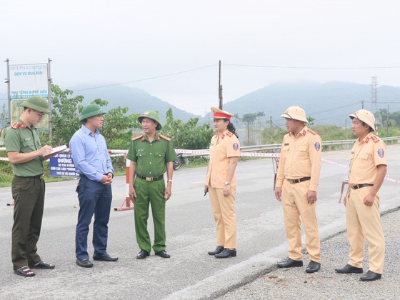 Ha Tinh Province bans vehicles from traveling through National Highway No.1 ảnh 10