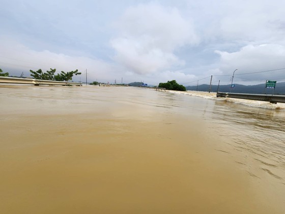 Ha Tinh Province bans vehicles from traveling through National Highway No.1 ảnh 7