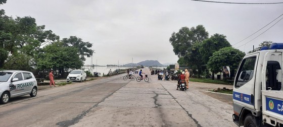 Ha Tinh Province bans vehicles from traveling through National Highway No.1 ảnh 12