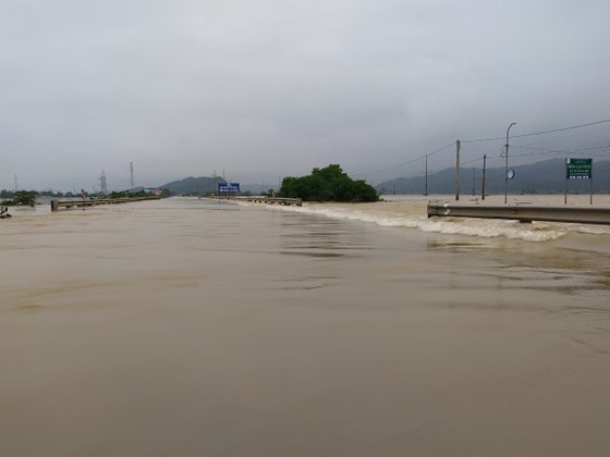 Ha Tinh Province bans vehicles from traveling through National Highway No.1 ảnh 4