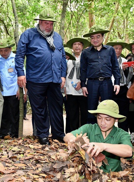 Cuban Prime Minister visits Cu Chi Tunnels ảnh 2