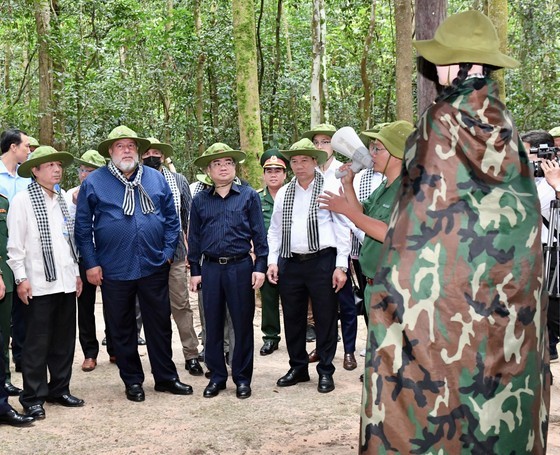 Cuban Prime Minister visits Cu Chi Tunnels ảnh 1
