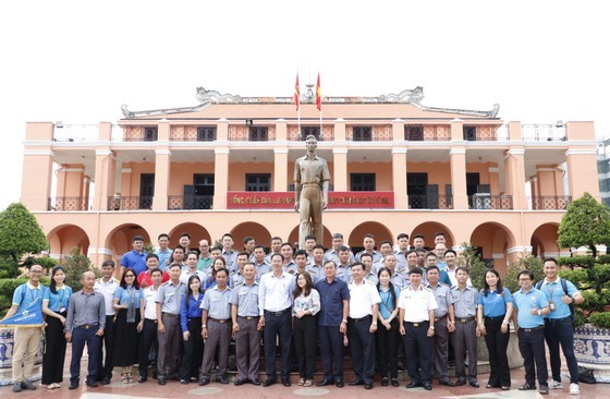 Naval officers, soldiers visit historical sites in HCMC  ảnh 3