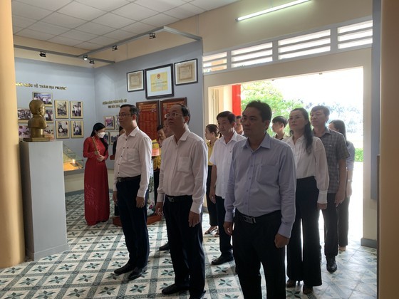 City delegation offers incense at historical site in Hoc Mon District ảnh 6