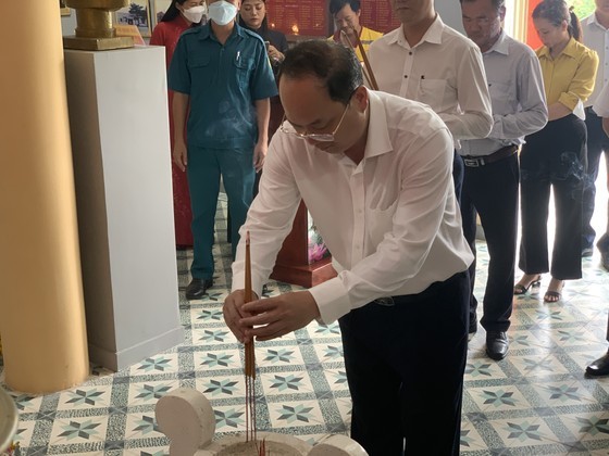 City delegation offers incense at historical site in Hoc Mon District ảnh 2