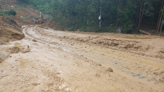 Quang Ngai Province urgently repairs eroded routes ảnh 2