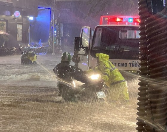 Sleepless night for people evacuation as severe flooding hits Central Vietnam ảnh 1