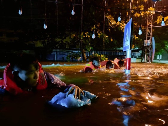 Sleepless night for people evacuation as severe flooding hits Central Vietnam ảnh 7