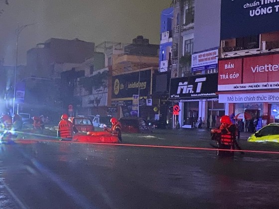 Sleepless night for people evacuation as severe flooding hits Central Vietnam ảnh 4