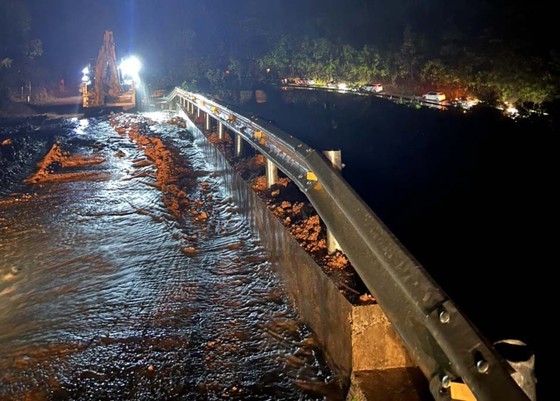 Sleepless night for people evacuation as severe flooding hits Central Vietnam ảnh 5