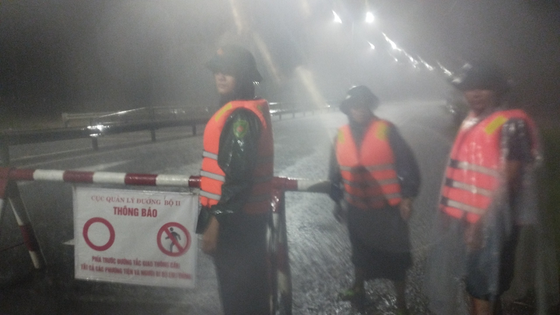 Sleepless night for people evacuation as severe flooding hits Central Vietnam ảnh 18