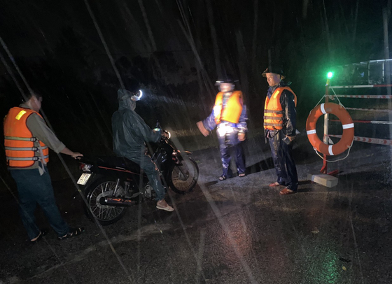 Sleepless night for people evacuation as severe flooding hits Central Vietnam ảnh 19