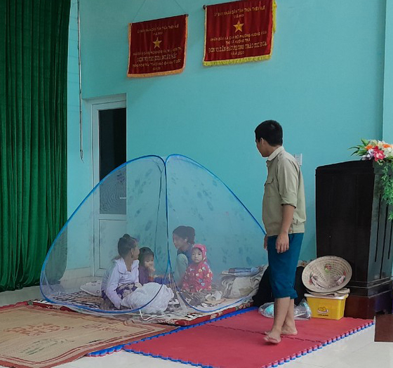 Sleepless night for people evacuation as severe flooding hits Central Vietnam ảnh 22