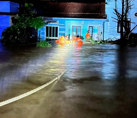 Sleepless night for people evacuation as severe flooding hits Central Vietnam ảnh 13