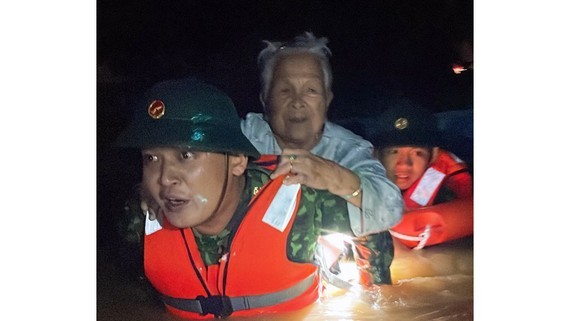Sleepless night for people evacuation as severe flooding hits Central Vietnam ảnh 21