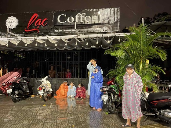 Sleepless night for people evacuation as severe flooding hits Central Vietnam ảnh 14