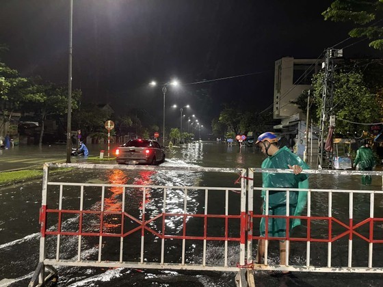 Sleepless night for people evacuation as severe flooding hits Central Vietnam ảnh 15