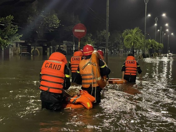 Sleepless night for people evacuation as severe flooding hits Central Vietnam ảnh 16