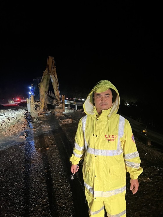 Sleepless night for people evacuation as severe flooding hits Central Vietnam ảnh 9