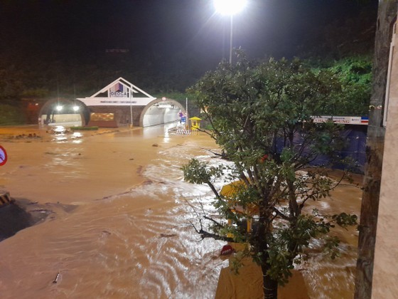 Sleepless night for people evacuation as severe flooding hits Central Vietnam ảnh 10