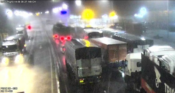 Sleepless night for people evacuation as severe flooding hits Central Vietnam ảnh 11