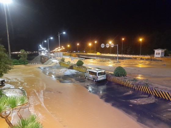 Sleepless night for people evacuation as severe flooding hits Central Vietnam ảnh 12