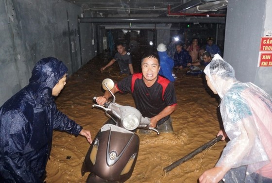 Sleepless night for people evacuation as severe flooding hits Central Vietnam ảnh 2