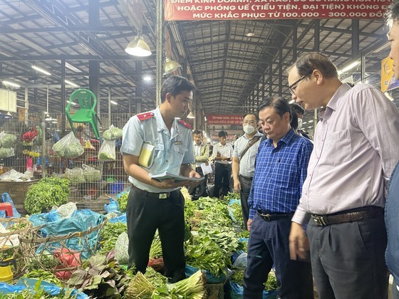 Minister of Agriculture, Rural Development surveys Binh Dien wholesale market ảnh 1