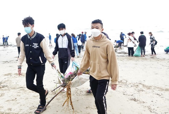 Forces, volunteers in Da Nang jointly clean up debris, trash following flood ảnh 1