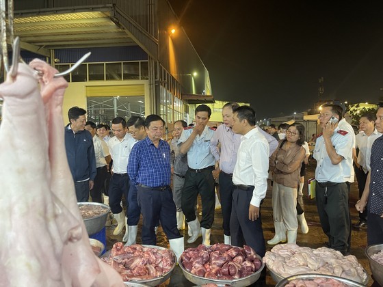 Minister of Agriculture, Rural Development surveys Binh Dien wholesale market ảnh 5