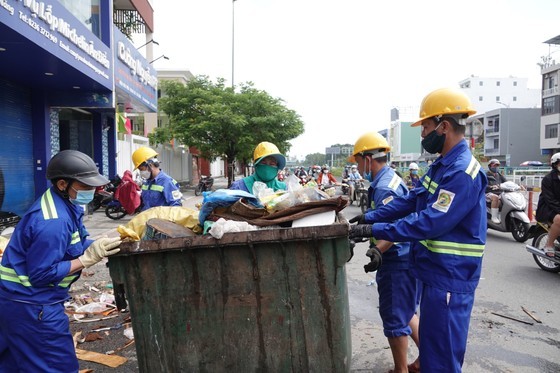 Forces, volunteers in Da Nang jointly clean up debris, trash following flood ảnh 4