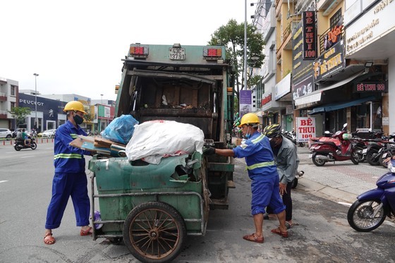 Forces, volunteers in Da Nang jointly clean up debris, trash following flood ảnh 17