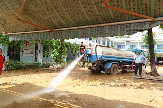 Forces, volunteers in Da Nang jointly clean up debris, trash following flood ảnh 14