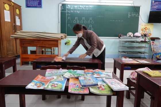 Forces, volunteers in Da Nang jointly clean up debris, trash following flood ảnh 9