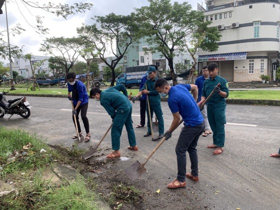 Forces, volunteers in Da Nang jointly clean up debris, trash following flood ảnh 6