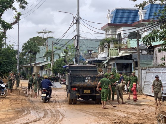 Forces, volunteers in Da Nang jointly clean up debris, trash following flood ảnh 10