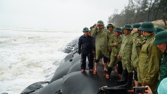 Deputy PM inspects most severe flood-hit localities of Thua Thien - Hue ảnh 2