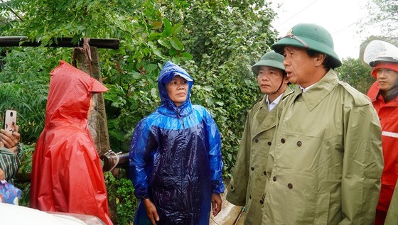 Deputy PM inspects most severe flood-hit localities of Thua Thien - Hue ảnh 4