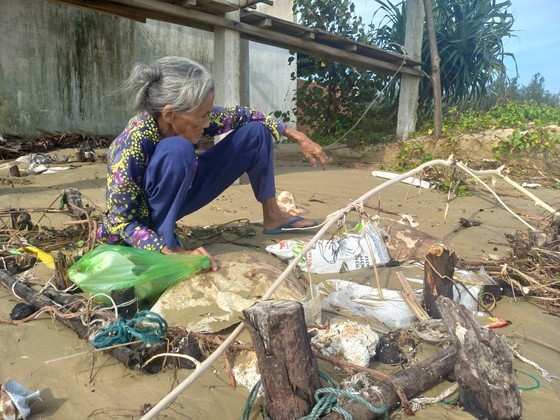High tide causes coastal erosion in Quang Ngai Province ảnh 2