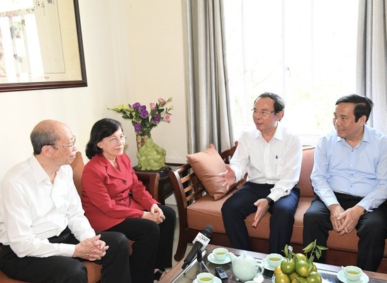 City Party chief visits typical old people on month for elderly  ảnh 3