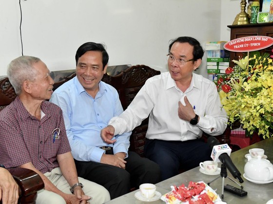 City Party chief visits typical old people on month for elderly  ảnh 5